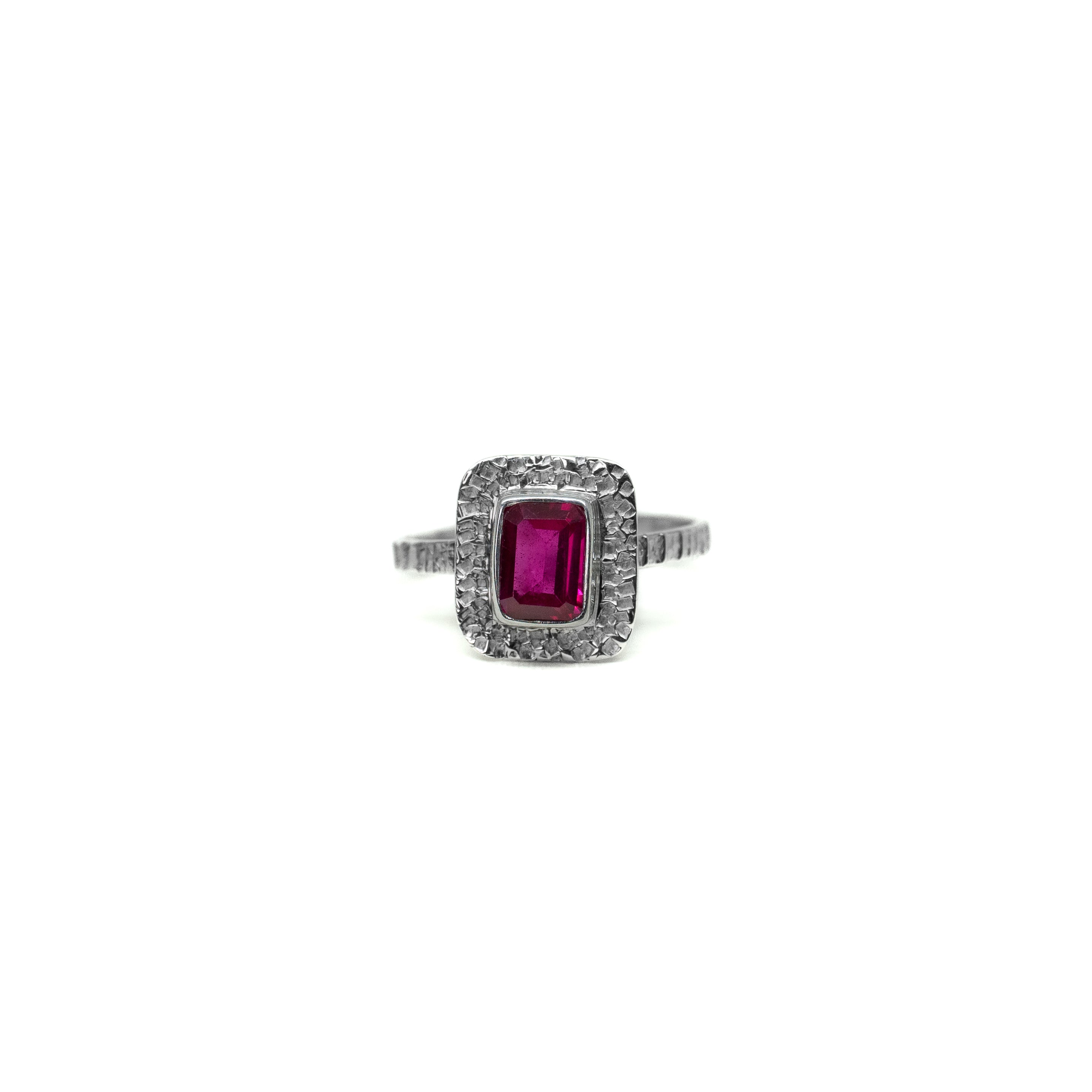VELOURIA RING - Corundum Ruby