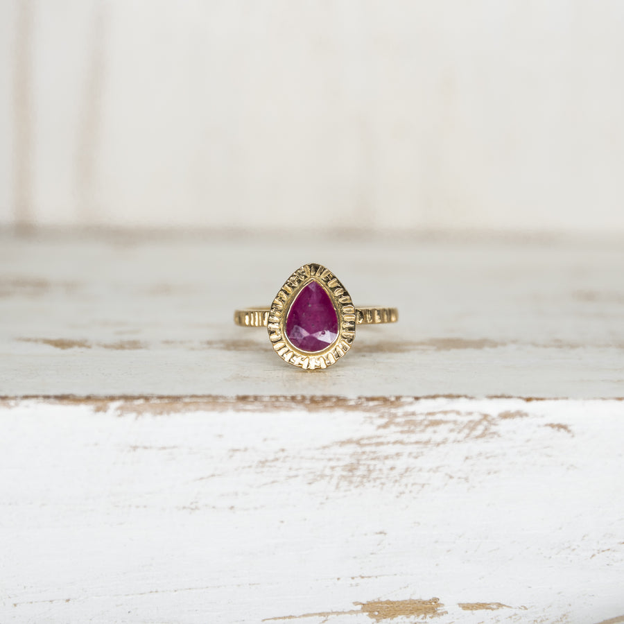 SELENA RUBY RING - GOLD