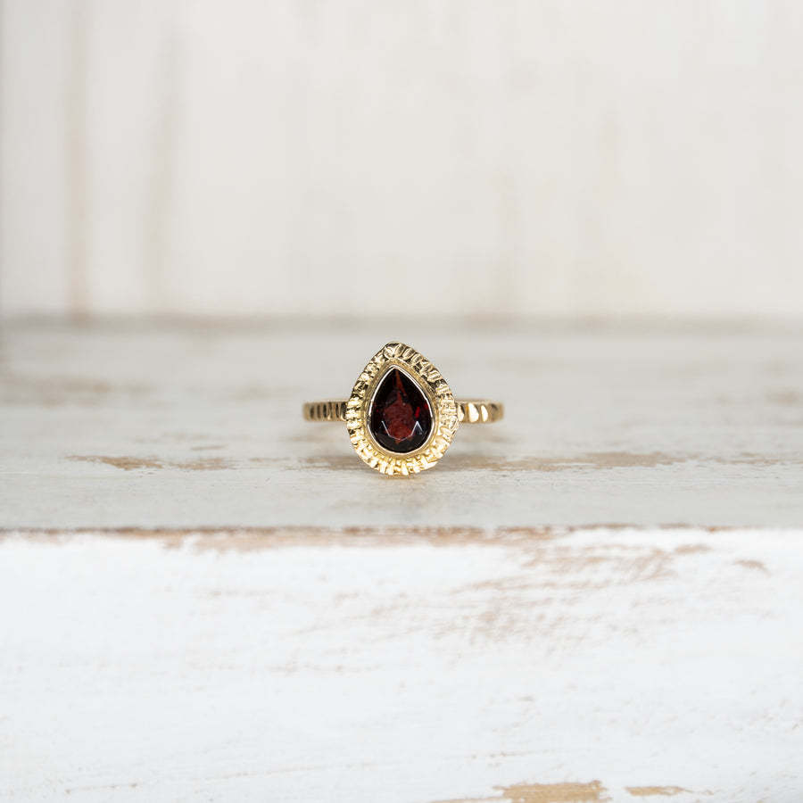 SELENA GARNET RING - GOLD